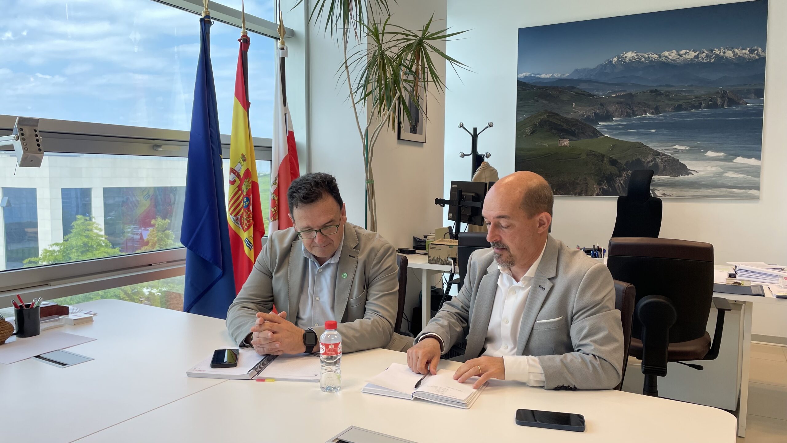 Gobierno de Cantabria y Ayuntamiento de Santander reforzarán su colaboración para mejorar la formación y educación de los consumidores y usuarios